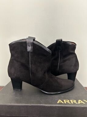 Array Riley Black Suede Western Ankle Booties Size 9W Heeled Boot Pull Tab